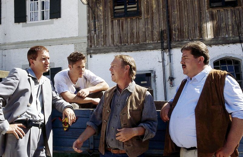 Werner (Maximilian Cress) und Hans Welser (Wilfried Labmeier) haben die junge Frau, die seit Tagen vermisst wird, zuletzt beherbergt. Die Rosenheim-Cops (Markus Böker, li., Joseph Hannesschläger, re.) nehmen die beiden in die Zange. – Bild: ORF/​ZDF