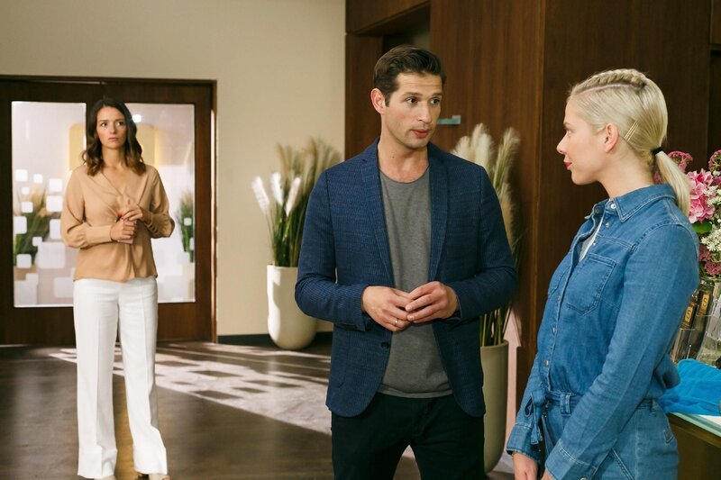 Jenny (Kaja Schmidt-Tychsen, l.) verbietet sich den Gedanken, dass Marie (Cheyenne Schmidt) Deniz’ (Igor Dolgatschew) One Night Stand sein könnte. – Bild: Die Verwendung des Materials von RTL Deutschland ist nur zur Berichterstattung im Zusammenhang mit dem Video-Inhalt unter Angabe des Urhebers und Beachtung der unter media.rtl.com bzw. unternehmen.rtl2.de genannten AGB erlaubt.