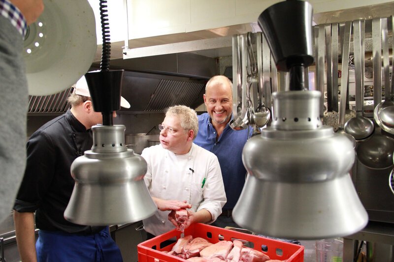 Sternekoch Frank Rosin (r.) versucht die Traditionsgaststätte „Grüner Baum“ zu retten – Bild: Kabel Eins