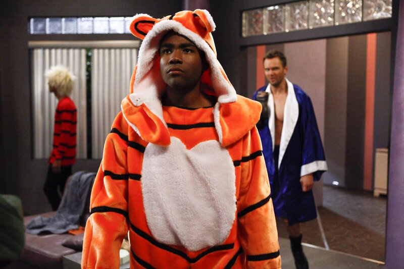 Das Halloween Kostüm von Troy (Donald Glover) täuscht. In ihm schlummert kein Tiger, im Gegenteil … – Bild: 2013 Sony Pictures Television Inc. and Open 4 Business Productions LLC. All Rights Reserved. Lizenzbild frei
