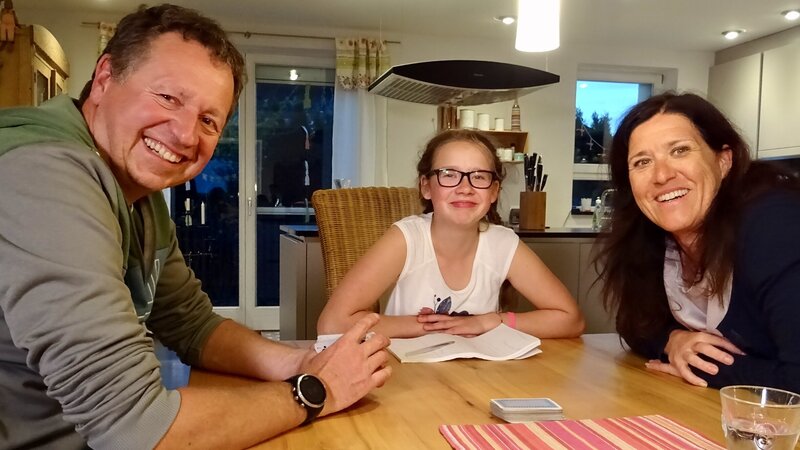 Lena mit ihren Elltern. – Bild: RBB