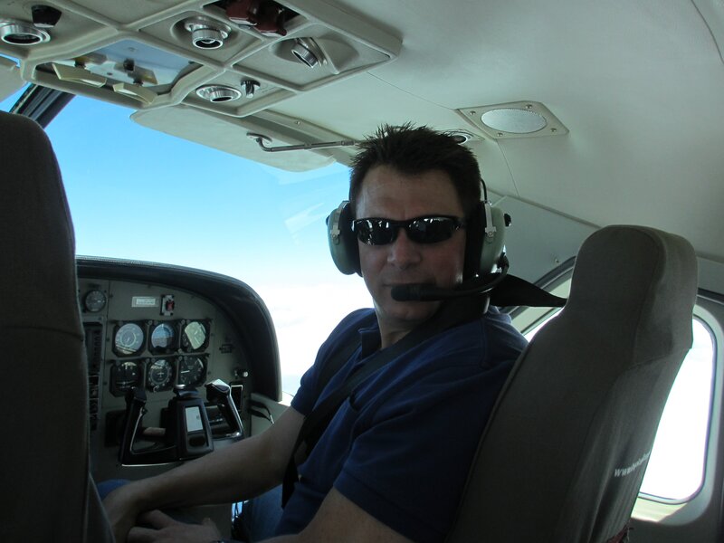 Jeff Dunn pilots a helicopter with brand new tracking equipment above the sanctuary. – Bild: Discovey Communications