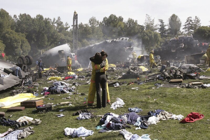 Jim (David Conrad, l.) schließt Melinda (Jennifer Love Hewitt, r.) in die Arme … – Bild: ABC Studios