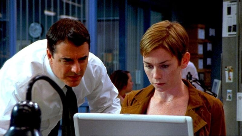 Logan (Chris Noth) und Wheeler (Julianne Nicholson) recherchieren im Internet und finden heraus, dass eine Angestellte der ermordeten Talkshow-Moderatorin ein falsches Spiel treibt. – Bild: VOX