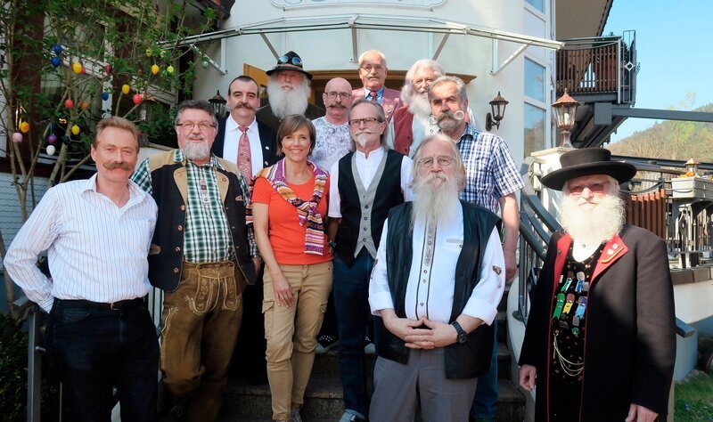 Moderatorin Annette Krause besucht bei ihrer Reise den Bartclub bei Höfen an der Enz. – Bild: SWR/​Daniel Richter