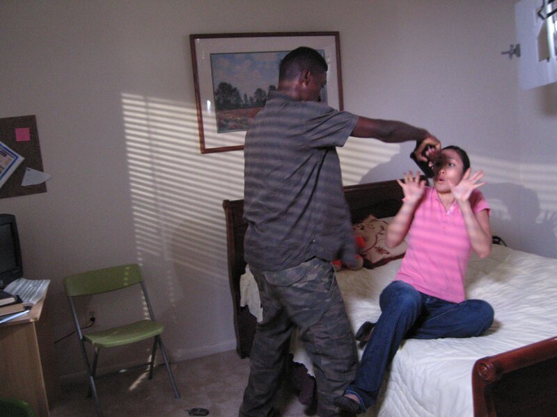 Recreation: Archie Bryant puts gun in Sunny Han’s face. Talent, L-R: Joel Russ, Laura Muschelli. – Bild: Discovery Communications, LLC.