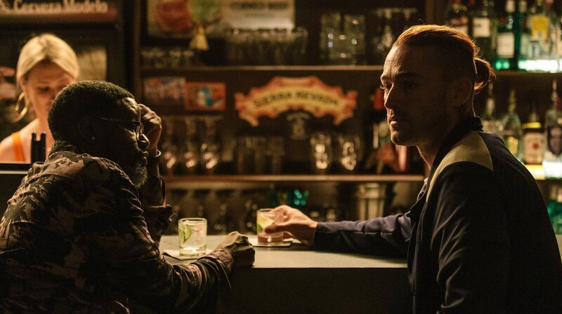 Lil Rel Howery (Jayden, l.) und Jake McLaughlin (Marvin) im Gespräch – Bild: SR/​Augenschein Filmproduktion