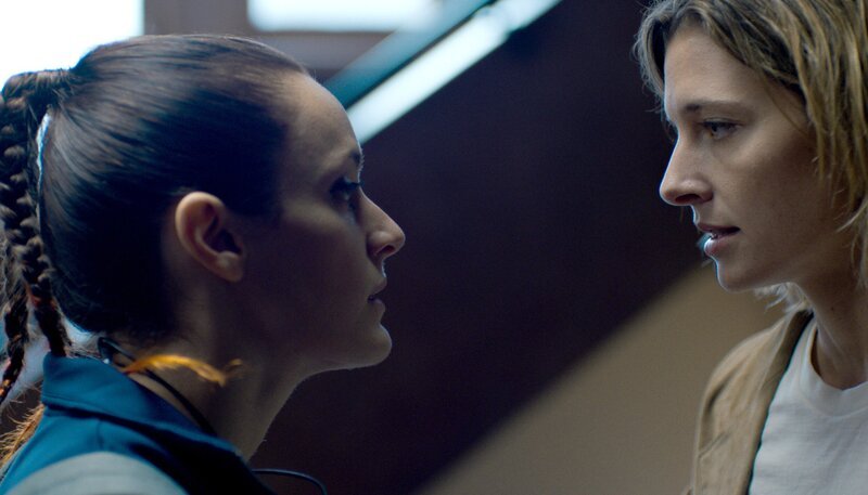 Marie (Svenja Jung) will wissen, was zwischen Verena (Hanna Hilsdorf) und Luis vorgefallen ist. – Bild: WDR/​Fandango Film TV