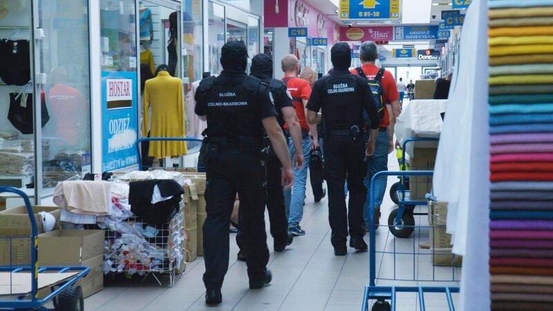 Grenzkontrollbeamte nehmen die Passagiere mit. – Bild: Discovery Communications, LLC. /​ ;ZDJECIA CELNICY.00_31_31_04.Sti /​ Discovery Communications