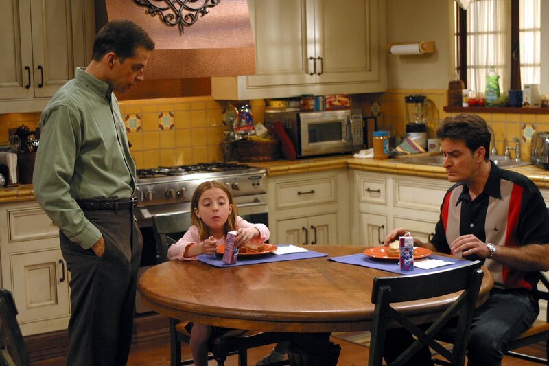 Nach und nach berichtet Frankie von ihren Schwierigkeiten, so dass Alan (Jon Cryer, l.) ihr gegen Charlies (Charlie Sheen, r.) Rat anbietet, mit ihrer kleinen Tochter Joanie (Juliette Goglia, M.) bei ihnen zu wohnen … – Bild: Warner Brothers Entertainment Inc. Lizenzbild frei