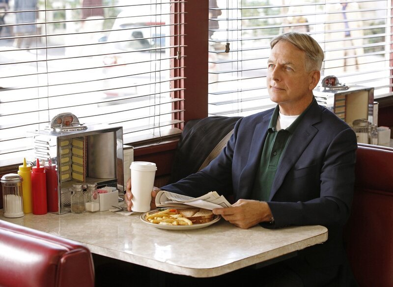 Während das Team einen Fall von Fahrerflucht untersucht, versucht Gibbs (Mark Harmon) die Unschuld einer Navy Sanitäterin reinzuwaschen … – Bild: CBS Broadcasting