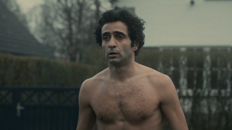 Als Ayoub Griyeb (Roda Fawaz) bemerkt, dass seine Finger langsam nicht mehr zu sehen sind, wird ihm klar, dass auch er bald vollständig verschwinden wird. Nun zählt für Ayoub jede Sekunde. – Bild: ZDF und About Premium Content./​About Premium Content