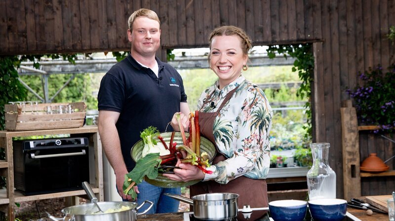 Köchin Zora Klipp und Fischer Frederik Otten kochen Steinbutt mit Rhabarber-Fenchel-Salat und Kartoffel-Kräuter-Stampf (Weitere Bilder auf Anfrage) – Bild: BonGusto