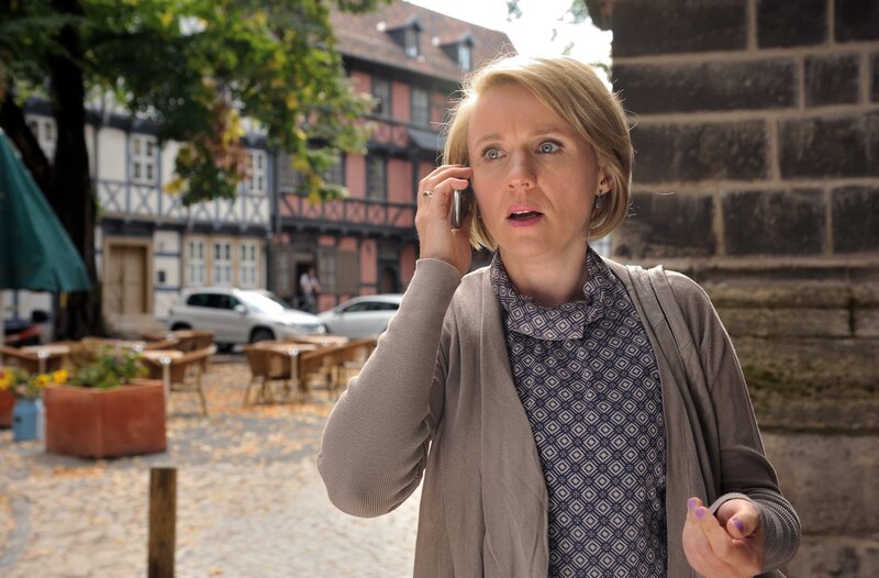 ARD HEITER BIS TÖDLICH – ALLES KLARA II. Staffel (16 neue Folgen), Folge 31 „Letzte Runde Lotussitz“. Sylvia Wegener (Winnie Böwe) erhält einen Anruf. – Bild: ARD/​Hardy Spitz