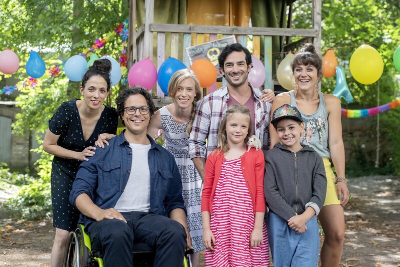 Beim gemeinsamen Hoffest machen alle ein Gruppenfoto. – Bild: KiKA/​Erik Drews