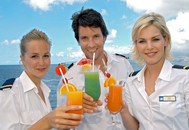 Lisa, Kerstin und Martin gehören zur Crew der „Royal Clipper“. – Bild: ARD Degeto/​Hans-Joachim Pfeiffer