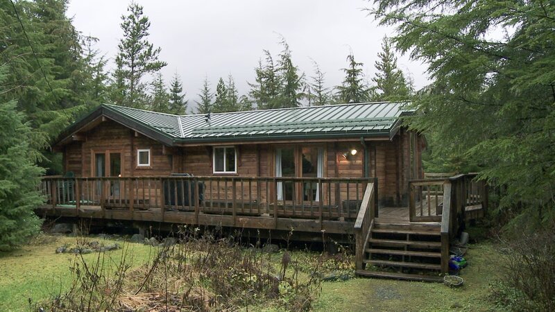 Der Ausdehnung von Juneau sind natürliche Grenzen gesetzt, denn Alaskas Hauptstadt liegt in einem Tal, umgeben von Gletschern und Wasser. Freier Baugrund ist dort Mangelware, dementsprechend hoch sind die Immobilienpreise. Finden Bryan Ryder und Amy Kadinger in der Umgebung trotzdem ein gemütliches Zuhause? – Bild: Discovery Communications