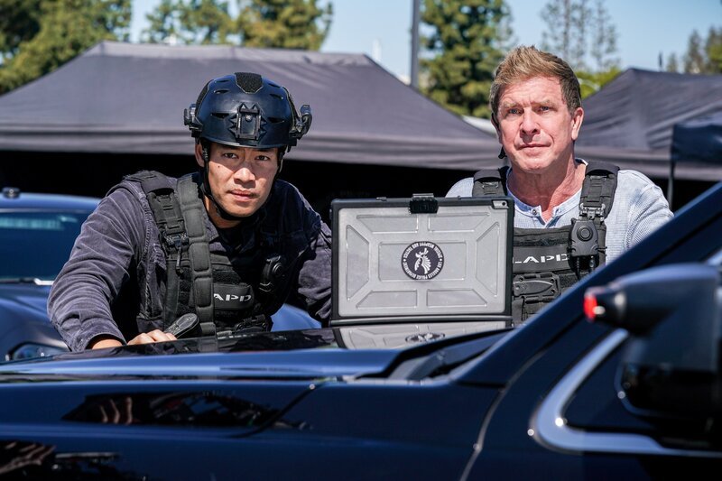 L-R: Victor Tan (David Lim), Dominique Luca (Kenny Johnson) – Bild: ORF/​Sony Pictures/​CBS/​Sonja Flemming