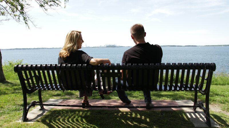 Homebuyer Sandy and her son, Riley, enjoy the Boston skyline views while deciding which South Shore home is the right fit, as seen on HGTV’s Beach Hunters. – Bild: Warner Discovery Inc