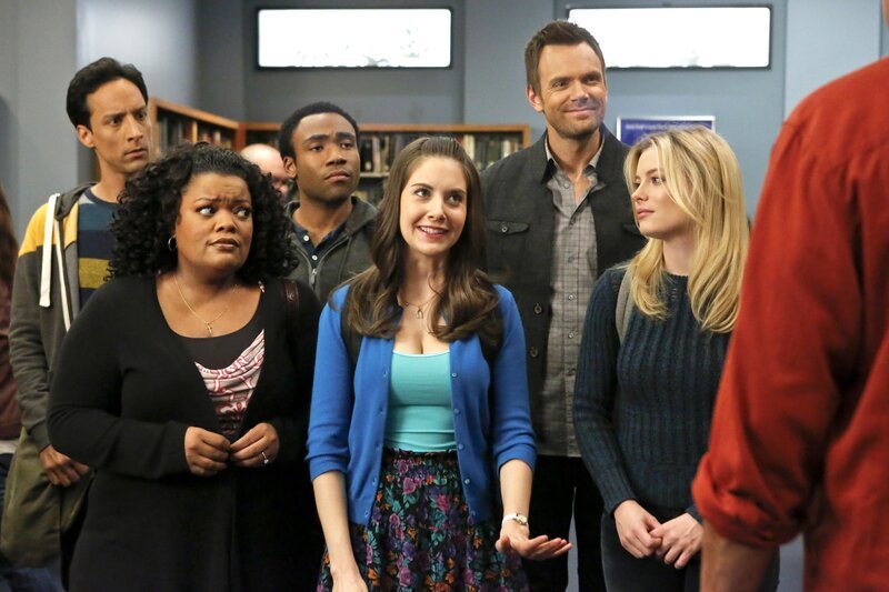 Die Lerngruppe, bestehend aus Abed (Danny Pudi, l. hinten), Troy (Donald Glover, 2.v.l. hinten), Shirley (Yvette Nicole Brown, 2.v.l.), Annie (Alison Brie, 3.v.l.), Jeff (Joel McHale, 2.v.r.) und Britta (Gillian Jacobs, r.), erlebt einen völlig verrückten Freitag … – Bild: 2013 Sony Pictures Television Inc. and Open 4 Business Productions LLC. All Rights Reserved. /​ Vivian Zink Lizenzbild frei