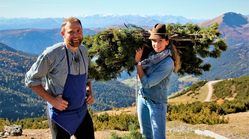 Moderatorin Tamina Kallert (r) mit Philipp Eschgfeller bei der Latschenkiefer-Ernte im Sarntal. – Bild: WDR/​Alice Tschöke