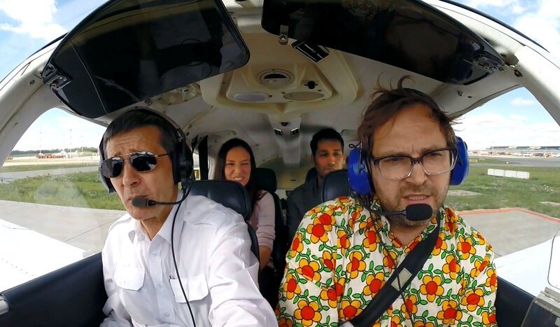 Versteckte Kamera: „Der Rundflug“, v.li.: Lockvogel Caspar Soproni, Paul Panzer, hinten: Lockvogel Linda Starke und Kaan Emre. – Bild: SWR/​Kimmig Entertainment