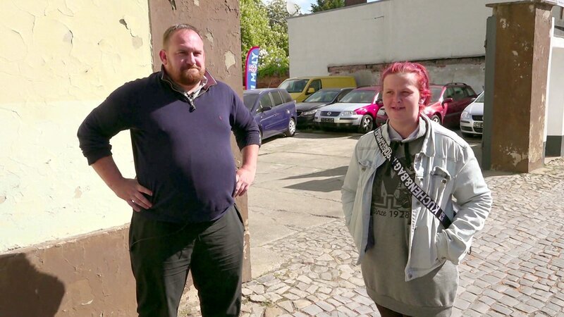 Sandra und Hennig beziehen mit ihren fünf Kindern Bürgergeld. Sandra hat eine Stelle in Aussicht und könnte im Verkauf anfangen, doch die offizielle Jobzusage lässt auf sich warten. – Bild: RTLZWEI