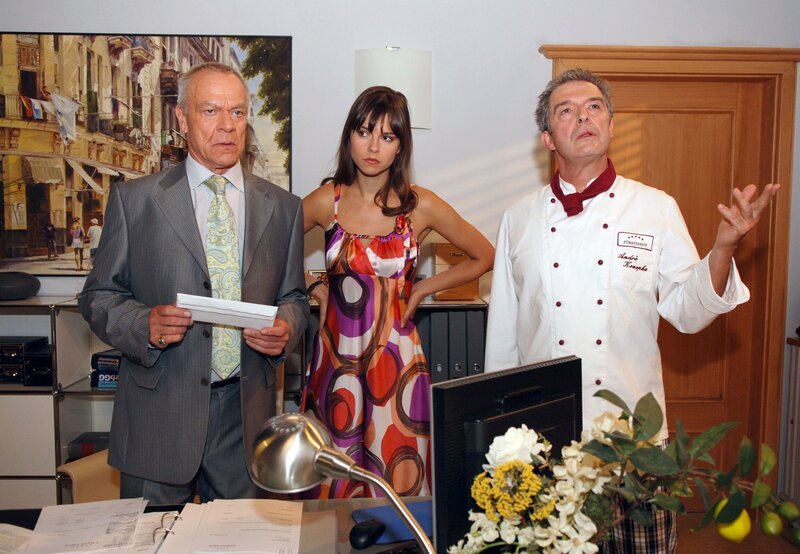 10 Uhr im Ersten. André (Joachim Lätsch, r.) wirft Werner (Dirk Galuba, l.) und Viktoria (Susan Hoecke, M.) vor, dass die Kündigung juristisch ungültig ist. – Bild: ARD/Jo Bischoff 10 Uhr im Ersten. André (Joachim Lätsch, r.) wirft Werner (Dirk Galuba, l.) und Viktoria (Susan Hoecke, M.) vor, dass die Kündigung juristisch ungültig ist. – Bild: ARD/Jo Bischoff