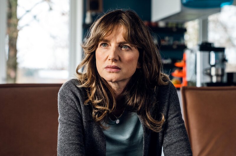 Was weiß Elisabeth Schulz (Elisabeth von Koch), die Mutter von Janina Schulz, über den Toten Arno Heinrich? – Bild: ARD/​Max Bublak