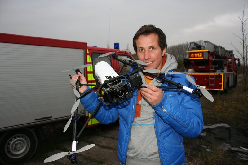 Willi mit einer Drohne – Bild: BR/​megaherz gmbh