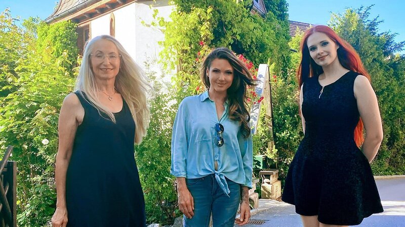 Ding Dong – Zeig dein magisches Zuhause! Okkultisten-Haus, St. Gallen v.l. Lussia Zaec, Moderatorin Viola Tami und Patricia Cooney – Bild: SRF