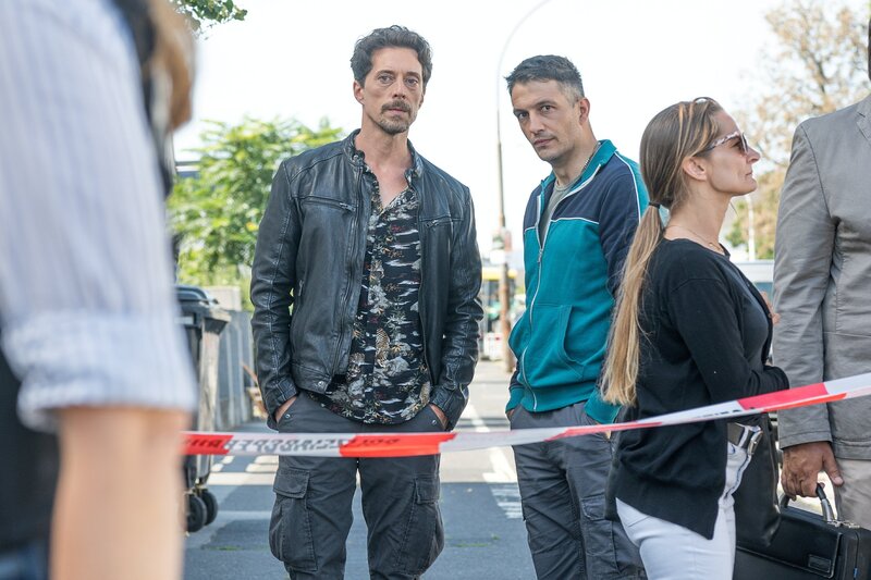 Oberkommissar Max Fischer (Max Hemmersdorfer, r.) arbeitet undercover unter seinem früheren Decknamen für Hektor Peschke (Michael Pink, l.). – Bild: ZDF Enterprises GmbH /​ Daniel Dornhöfer