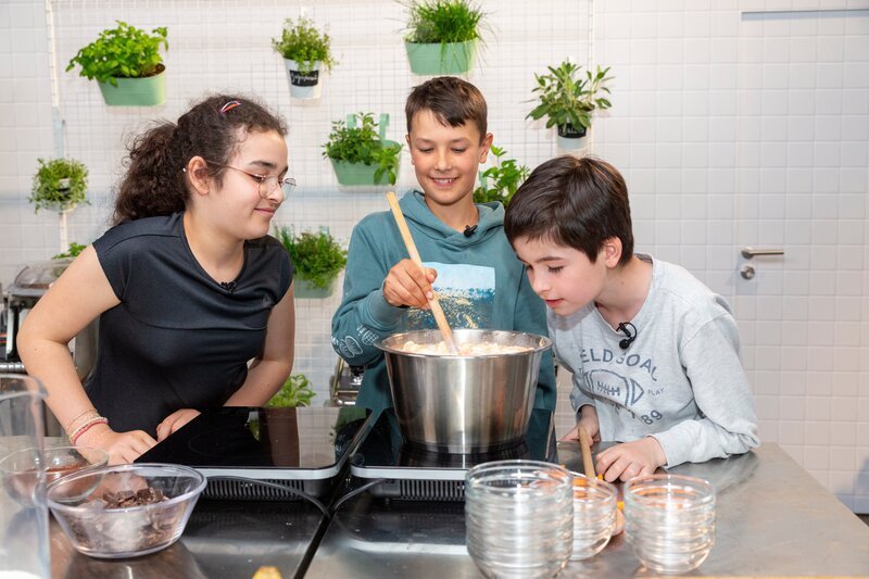 Kinder der Wilhelm-Lehmbruck Grundschule in der ZDFbesseresser Küche. – Bild: Katja Inderka /​ ZDF