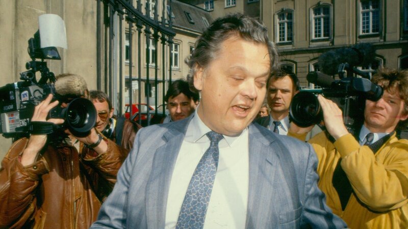 Nachdem ein brennendes Schiff mitten in Skagerak gestrandet ist, stehen die Behörden in Dänemark, Norwegen und Schweden plötzlich vor einem grenzüberschreitenden Mordfall. – Bild: TVNOW/​ © 2020 DANISH DOCUMENTARY PRODUCTION ApS and NORDISK FILM PRODUCTION AS.txt