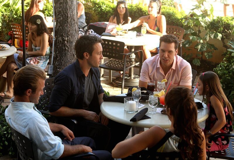 Während Steve (Alex O’Loughlin, 2.v.l.) auf der Suche nach einem Killer ist, der es auf die Kinder einiger Richter abgesehen hat, kommt Dannys abenteuerlustiger Bruder Matt (Dane Cook, M.) auf die Insel und verbringt mit Danny (Scott Caan, l.), Grace (Teilor Grubbs, r.) und Rachel (Claire Van der Boom, 2.v.r.) entspannte Tage. Doch die enden abrupt … – Bild: 2011 CBS BROADCASTING INC. All Rights Reserved. Lizenzbild frei