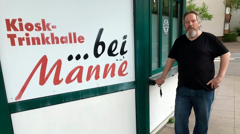 Manfred „Manne“ Schütt – seit 37 Jahren Kioskbetreiber. (Weitere Bilder auf Anfrage) – Bild: NDR/​Frank Baebenroth