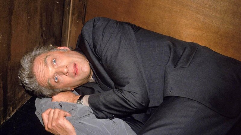 Nikola hat Schmidt (Walter Sittler) in den Aufzug gesteckt und die Stromzufuhr für ein paar Sekunden gekappt. Als sie triumphierend die Tür wieder öffnet, liegt Schmidt kreidebleich und zitternd auf dem Boden … – Bild: MG RTL D /​ Guido Engels