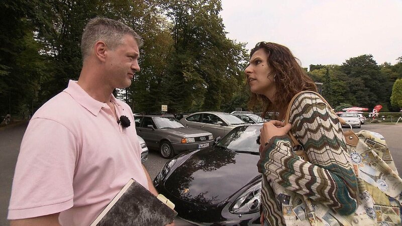 Nachdem der Vater von Rolf Bley stirbt, erfährt er, dass er nur Schulden erbt. Er lehnt das Erbe ab. Doch dann entdeckt er ein prall gefülltes Konto seines Vaters im Ausland … Was sagt seine Frau dazu? – Bild: TVNOW