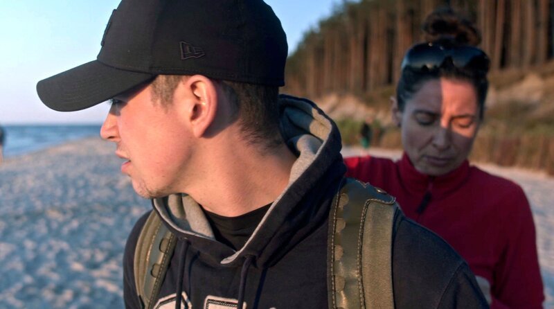 Der 22jährige Antek wächst in einem tief religiösen und rechtsradikalen Umfeld in Polen auf. Katholizismus und Nationalismus bestimmen seine Welt. Eine Welt, in der Sex vor der Ehe genauso streng verboten ist wie Homosexualität. Antek ist in einer Bruderschaft aktiv, die gegen "Gay Pride" und Islamisierung betet und demonstriert und im Wald Survival Camps durchführt. Antek mit Mutter am Strand – Bild: MDR/First Hand Films Der 22jährige Antek wächst in einem tief religiösen und rechtsradikalen Umfeld in Polen auf. Katholizismus und Nationalismus bestimmen seine Welt. Eine Welt, in der Sex vor der Ehe genauso streng verboten ist wie Homosexualität. Antek ist in einer Bruderschaft aktiv, die gegen "Gay Pride" und Islamisierung betet und demonstriert und im Wald Survival Camps durchführt. Antek mit Mutter am Strand – Bild: MDR/First Hand Films