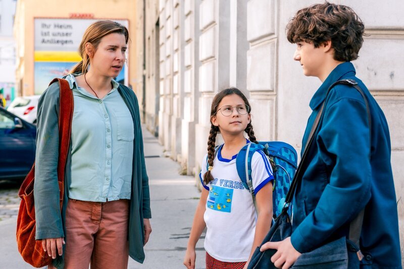  (v.li.): Martina Ebm (Annie Breuer), Ariana Stöckle (Lena), Leopold Pallua (Tino). – Bild: ORF/​Gebhardt Productions/​Anjeza Cikopano