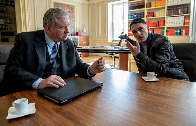 Oberstaatsanwalt Bernd Reuther (Rainer Hunold, l.) und Kommissar Max Fischer (Max Hemmersdorfer, r.) besprechen die Ergebnisse der bisherigen Ermittlungen. – Bild: Andrea Enderlein /​ ZDF