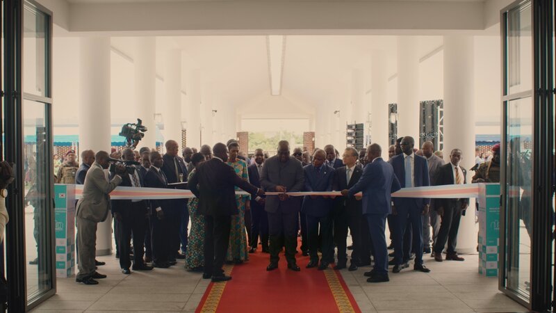 2019 eröffnet der Präsident der Demokratischen Republik Kongo das neue Nationalmuseum in Kinshasa. Damit hat das Land endlich einen Ort, um seine Kunstwerke ähnlich wie westliche Museen auszustellen. – Bild: Hazazah /​ ZDF