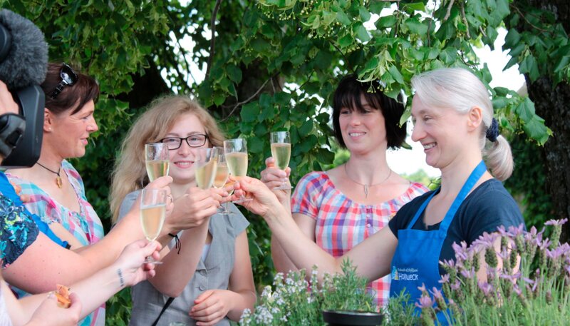 Bayerisches Fernsehen LANDFRAUENKÜCHE, „Sabine Hollweck – Oberpfalz“, am Freitag (04.10.13) um 19:45 Uhr. Sabine Hollweck (rechts) empfängt die Landfrauen auf ihrem Hof in Pilsach in der Oberpfalz. Weitere Bilder finden Sie unter www.br-foto.de. – Bild: BR/​megaherz gmbh/​Andreas Maluche