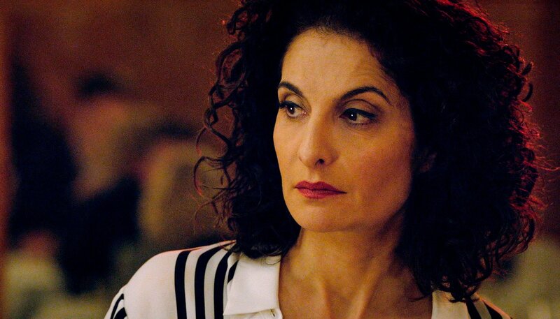 Chaos und Ratlosigkeit wegen der Entführung von Waltrauds Baby. Im Bild: Tina (Proschat Madani) – Bild: ARD/​ORF/​MR Film