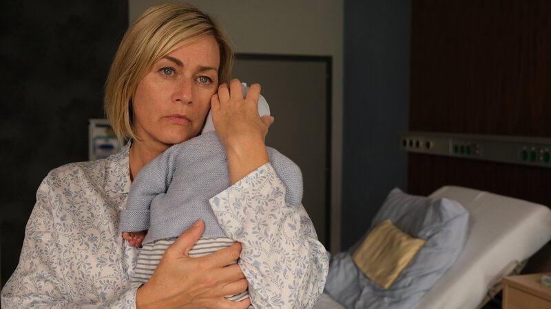 Petra Hoffmann (Gesine Cukrowski) hat für ihre Tochter Kim das Kind ausgetragen. Doch in kurzer Zeit haben sich die Umstände geändert und Petra sorgt sich um ihren Enkel. – Bild: ZDF