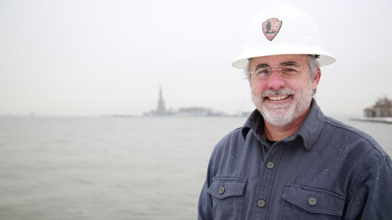 Archaeologist, Joel Dukes, on Liberty Island, New York – Bild: Science Channel /​ Pgotobank/​Windfall Films Ltd: 37 /​ Windfall Films Ltd