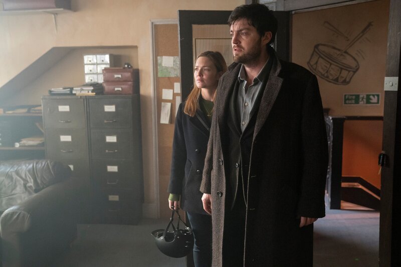 L-R: Robin Ellacott (Holliday Grainger) and Cormoran Strike (Tom Burke) – Bild: Steffan Hill /​ HBO /​ Die Verwendung ist nur bei redaktioneller Berichterstattung im Rahmen einer Programmankündigung ab 2 Monate vor der ersten Auss /​ © Home Box Office, Inc. All rights reserved. HBO® and all related programs are the  …