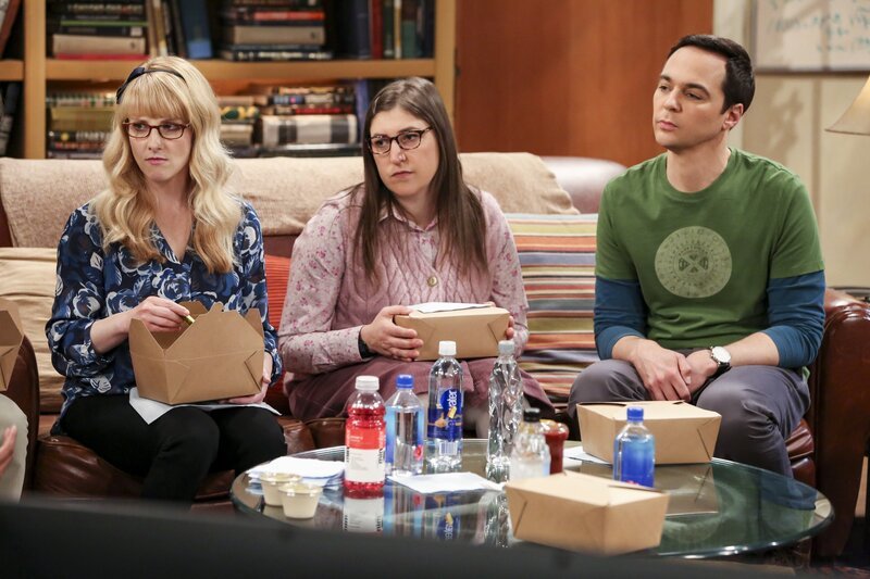 „The Big Bang Theory“, „Das Plagiats-Problem.“ Um Amys und Sheldons Chancen auf den Nobelpreis zu erhöhen, hat Direktor Siebert ein Treffen mit Dr. Pemberton und Dr. Campbell vereinbart. Sheldon und Amy sollen sich bei ihren Konkurrenten entschuldigen, doch das fällt den beiden Wissenschaftlern sehr schwer. Aber dann erfahren sie von Kripke, dass Dr. Pemberton angeblich bei seiner Dissertation geschwindelt hat. Inzwischen ist Howard völlig aufgeregt. Bernadette erzählt ihm, dass es noch eine zweite Kellnerin in der Cheesecake Factory gab, die damals in ihn verliebt war.Im Bild (v.li.): Melissa Rauch (Bernadette Rostenkowski-Wolowitz), Mayim Bialik (Amy Farrah Fowler), Jim Parsons (Sheldon Cooper). – Bild: 2019 WBEI. All rights reserved. /​ Michael Yarish Lizenzbild frei