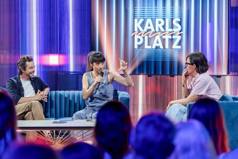 Von links: Tobias Krell (Checker Tobi), Nina Sonnenberg (FIVA) und Eva Karl Faltermeier. – Bild: Marco Nagel /​ BR, Redseven Entertainment GmbH