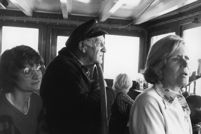 Heinrich Petermann (Uwe Dallmeier) hält Kurs. Tochter Gerda (Uta Stammer, links) und Frau Margot (Elke Twiesselmann) schauen zum Ufer. Klein-Uwe (Sebastian Krug, hinten) spielt. – Bild: NDR/​Stroemer